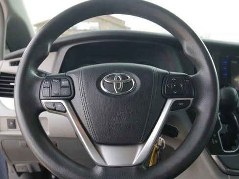 Used 2015 Toyota Sienna LE FWD image 17