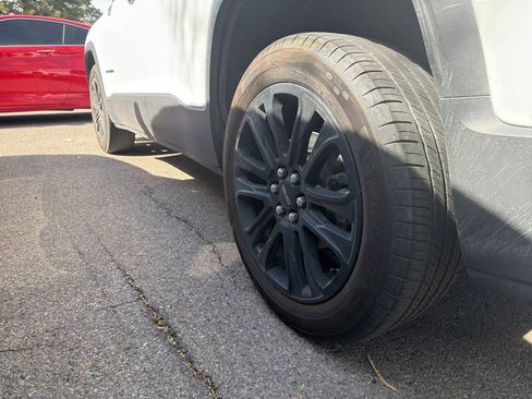 Used 2023 GMC Acadia SLE w/ Driver Convenience Package FWD image 11