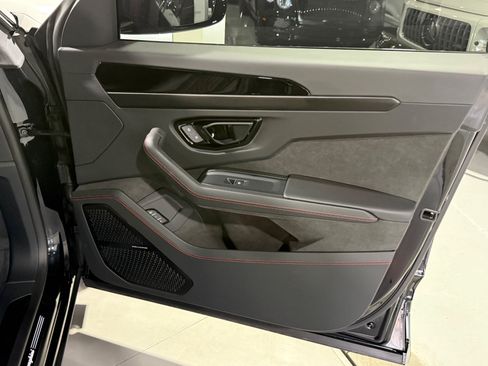 Used 2025 Lamborghini Urus SE AWD/4WD image 49