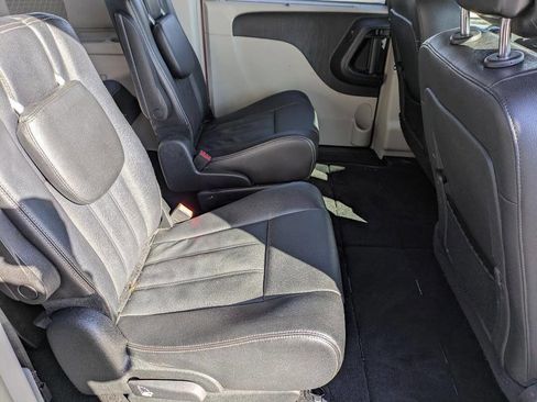 Used 2015 Chrysler Town & Country Touring w/ Driver Convenience Group image 14