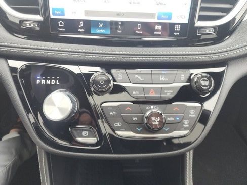 New 2026 Chrysler Pacifica Limited image 8