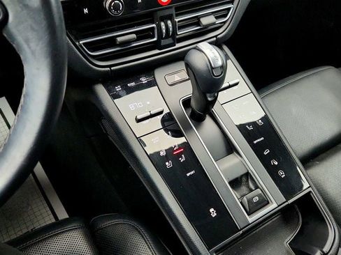 Used 2022 Porsche Macan w/ Premium Package Plus image 15