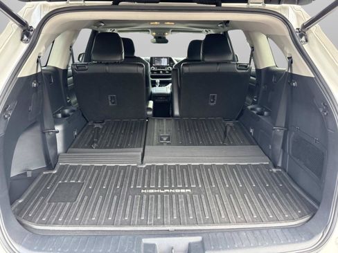 Used 2021 Toyota Highlander XLE FWD image 9