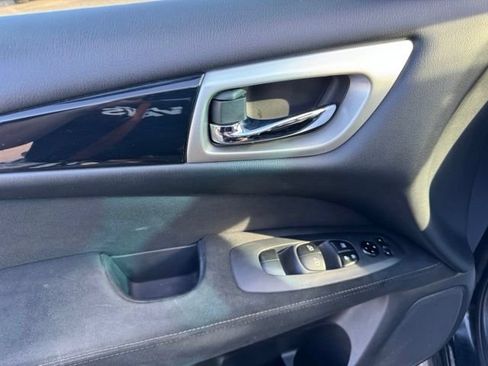 Used 2016 Nissan Pathfinder SV w/ SV Cold Weather Package AWD/4WD image 12