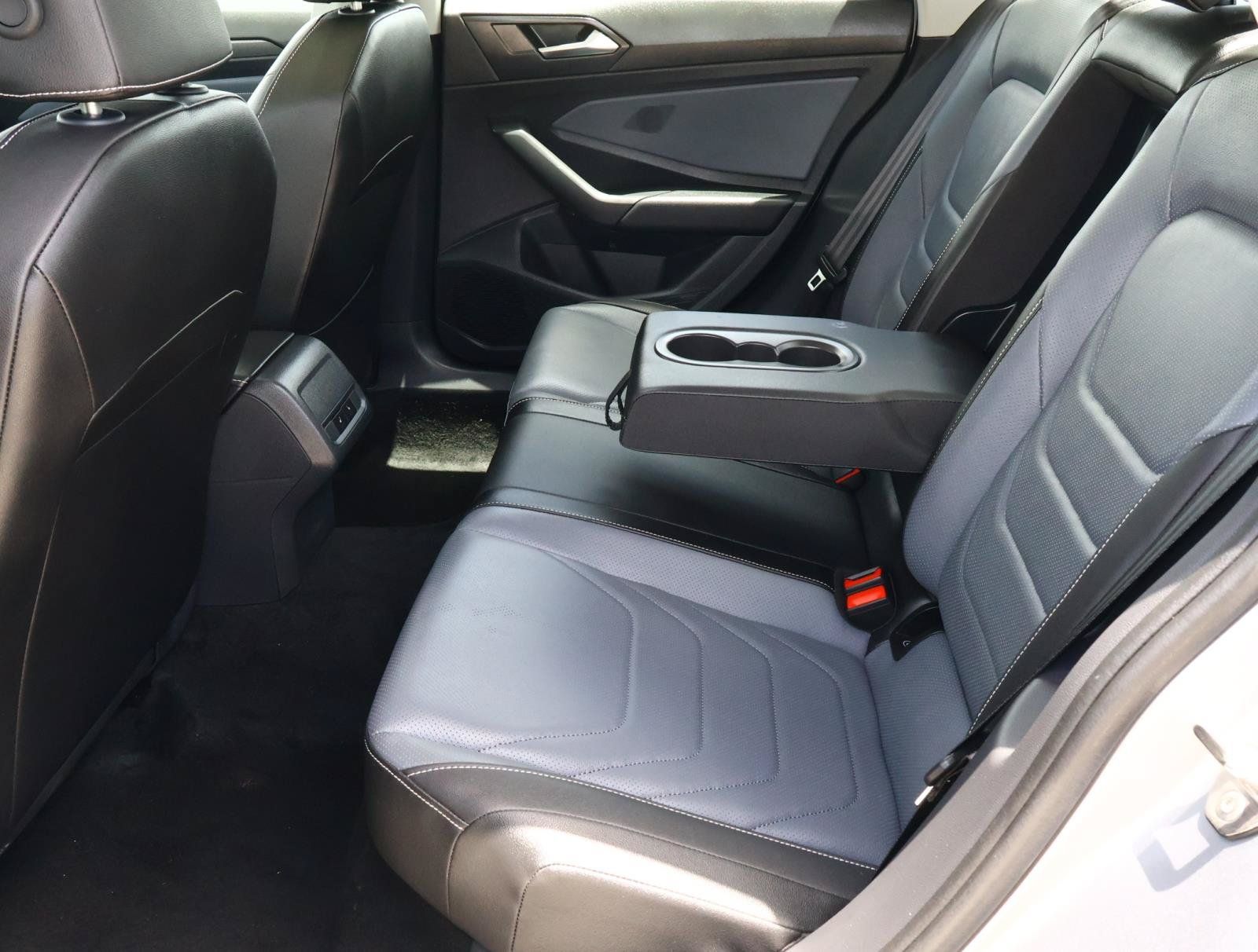Used 2025 Volkswagen Jetta SEL FWD image 19