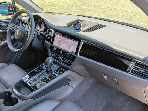 Certified 2025 Porsche Macan AWD/4WD image 27