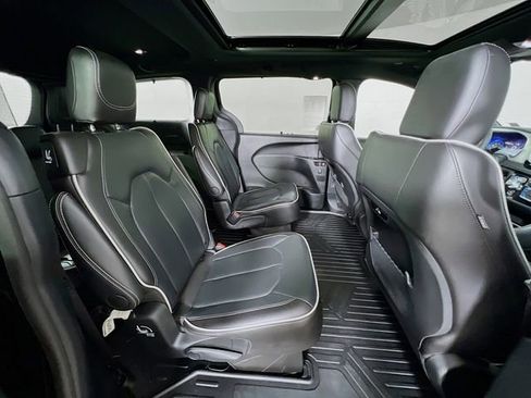 Used 2024 Chrysler Pacifica Limited w/ S Appearance Package FWD image 44