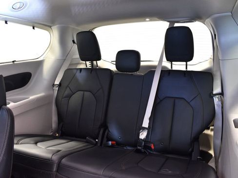 Used 2020 Chrysler Pacifica Touring-L Plus image 39