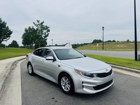 Used 2018 Kia Optima LX FWD image 4