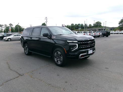 Used 2025 Chevrolet Suburban Z71 AWD/4WD image 4