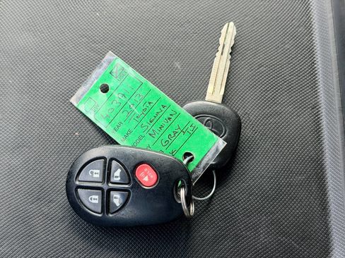 Used 2013 Toyota Sienna LE image 44