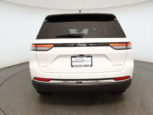 Used 2023 Jeep Grand Cherokee Laredo image 5