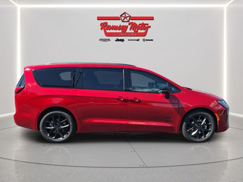 New 2027 Chrysler Pacifica Select FWD image 6