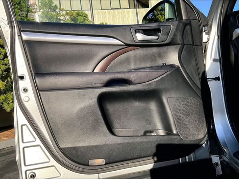 Used 2017 Toyota Highlander XLE image 21
