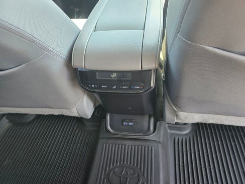 Used 2022 Toyota Highlander LE FWD image 14