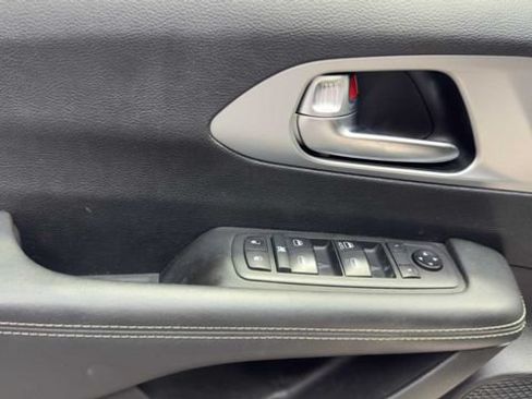 Used 2020 Chrysler Pacifica Touring w/ S Appearance Package FWD image 25