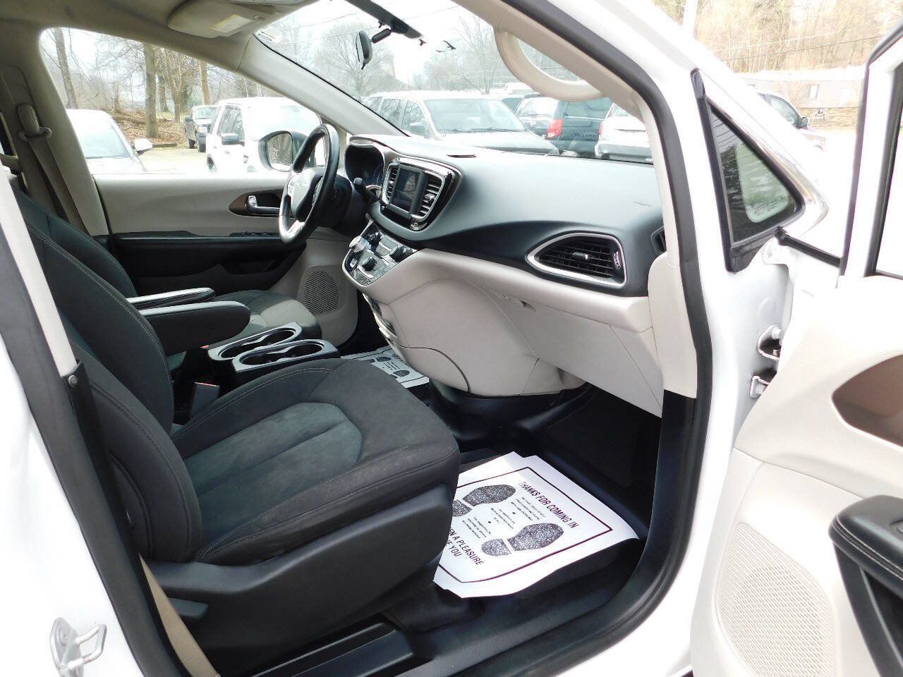 Used 2022 Chrysler Voyager LX FWD image 20
