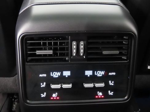 Certified 2025 Porsche Cayenne E-Hybrid Coupe AWD/4WD image 35