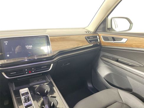 Used 2024 Volkswagen Atlas SE image 33