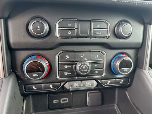 Certified 2024 Chevrolet Suburban LT image 12