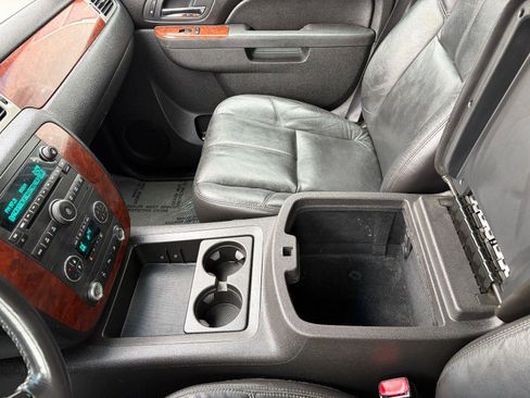 Used 2010 Chevrolet Suburban LT image 17