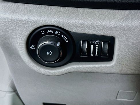 Used 2024 Chrysler Pacifica Touring-L FWD image 17