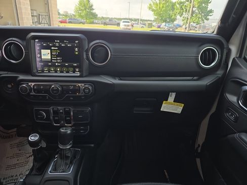 Used 2023 Jeep Wrangler Unlimited Sahara w/ Cold Weather Group AWD/4WD image 22