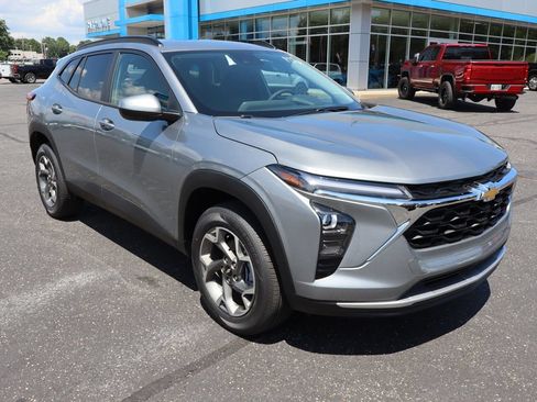 New 2026 Chevrolet Trax LT w/ LT Convenience Package FWD image 2
