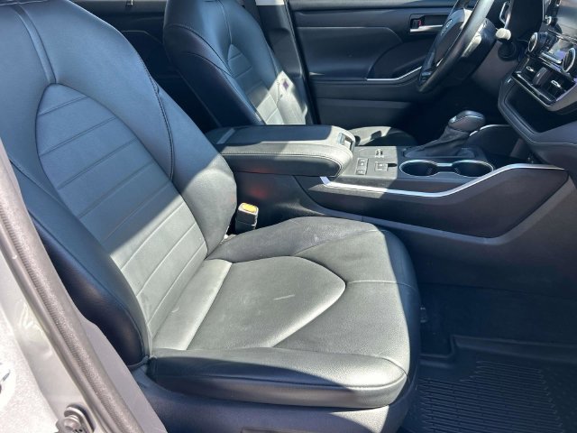 Used 2021 Toyota Highlander XLE FWD image 25