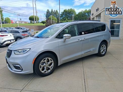 Used 2022 Chrysler Pacifica Limited AWD/4WD image 8