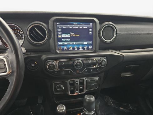 Used 2019 Jeep Wrangler Unlimited Sahara AWD/4WD image 16