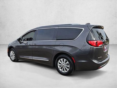Used 2018 Chrysler Pacifica Touring-L image 7