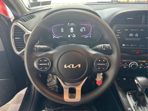 Used 2025 Kia Soul LX w/ LX Technology Package FWD image 17
