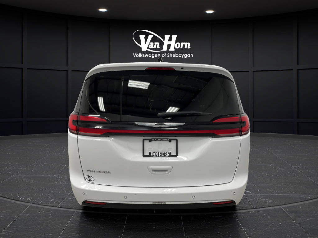 Used 2024 Chrysler Pacifica Touring-L FWD image 6