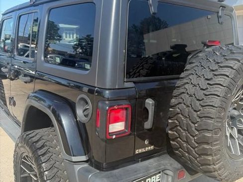 Used 2018 Jeep Wrangler Unlimited Sahara w/ Cold Weather Group AWD/4WD image 8