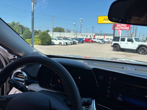 Used 2025 Chevrolet Trax LT FWD image 33