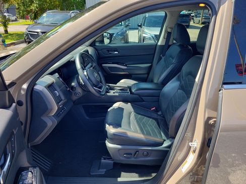 Certified 2024 Nissan Pathfinder Platinum FWD image 14
