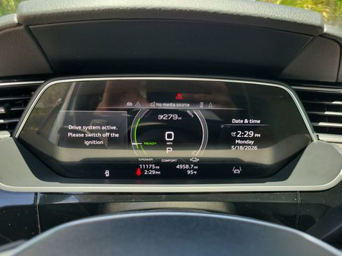 Certified 2024 Audi Q8 e-tron Premium Plus w/ Premium Plus Package AWD/4WD image 33