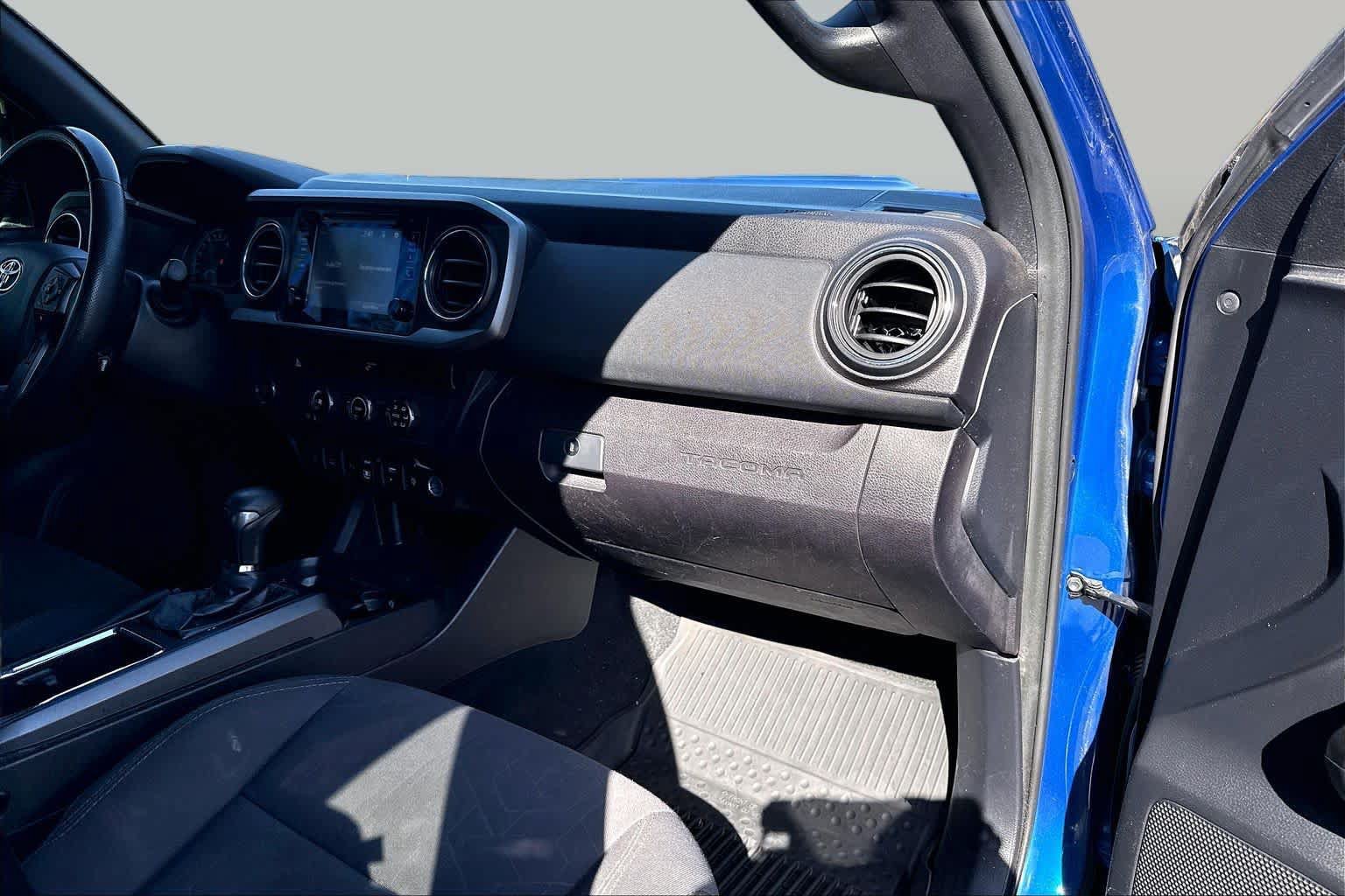 Used 2018 Toyota Tacoma TRD Sport w/ Technology Package RWD image 18