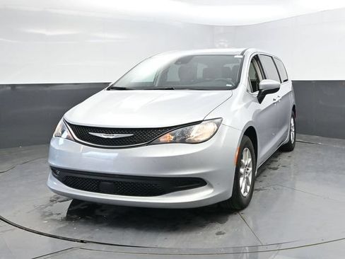 Used 2023 Chrysler Voyager LX FWD image 6