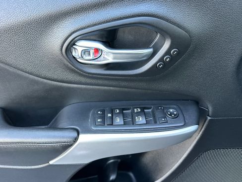 Used 2018 Jeep Cherokee Overland AWD/4WD image 12