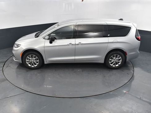 New 2026 Chrysler Pacifica Select AWD/4WD image 42