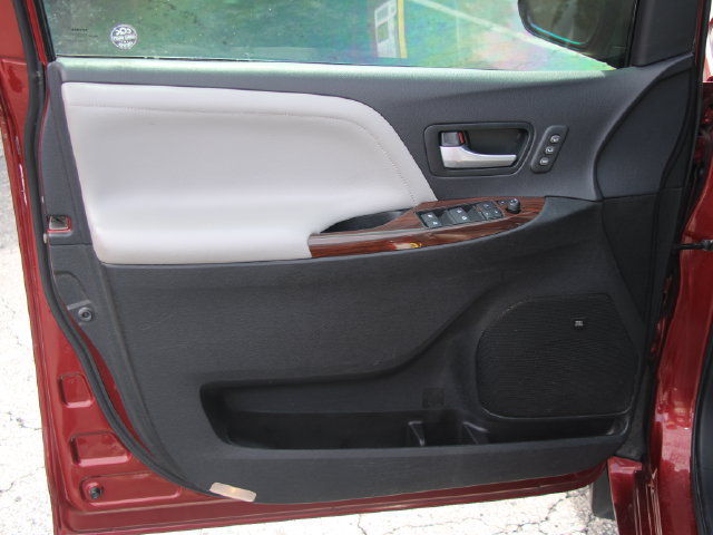 Used 2015 Toyota Sienna Limited Premium FWD image 13