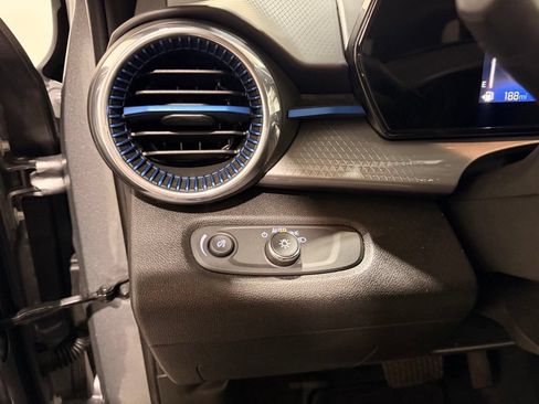 Used 2025 Chevrolet Trax LT FWD image 12