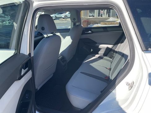 Certified 2023 Volkswagen Taos SE w/ Panoramic Sunroof Package image 8