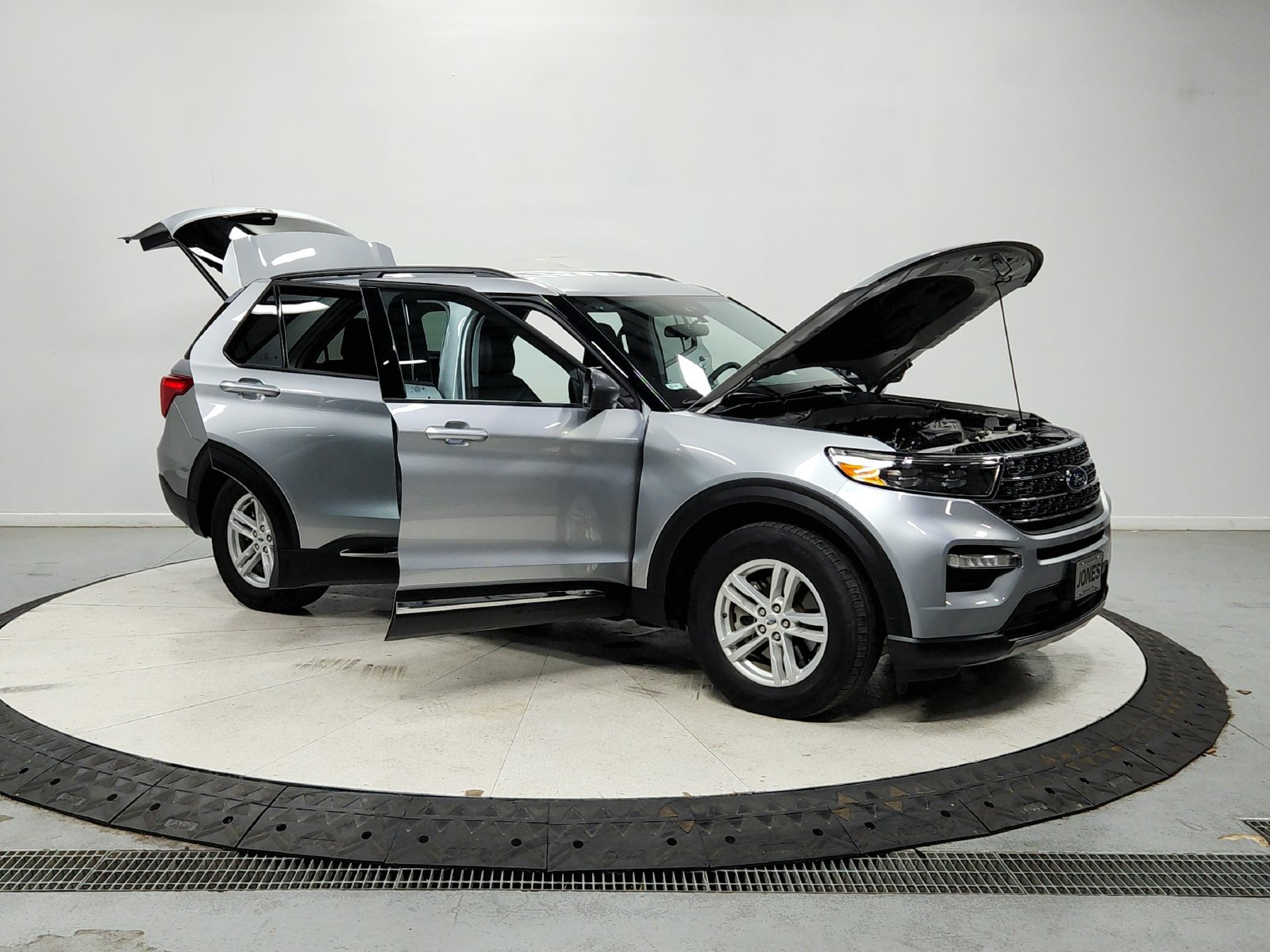 Used 2023 Ford Explorer XLT w/ Equipment Group 202A RWD image 10