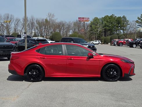 Used 2025 Toyota Camry SE w/ Convenience Package image 6