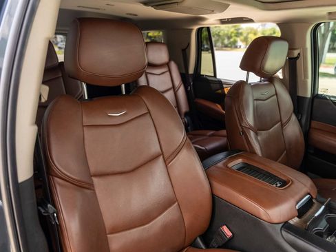 Used 2019 Cadillac Escalade Luxury AWD/4WD image 44