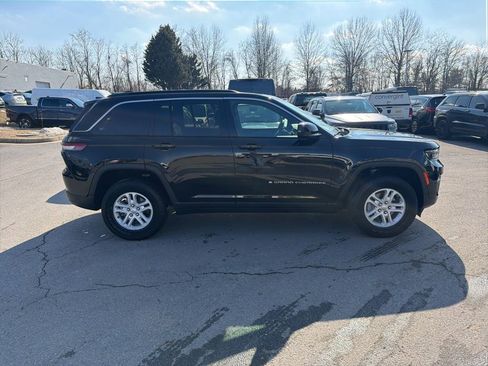 Used 2025 Jeep Grand Cherokee Laredo image 4