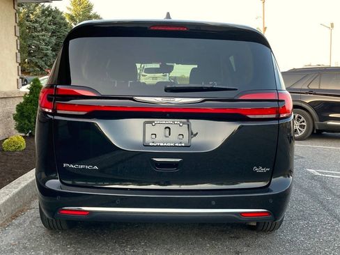Used 2023 Chrysler Pacifica Touring-L FWD image 39
